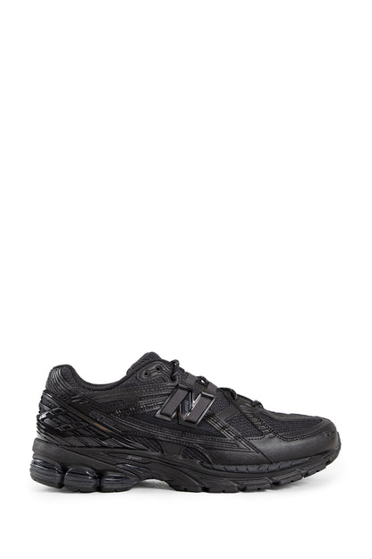 NEW BALANCE UNISEX BLACK SNEAKERS