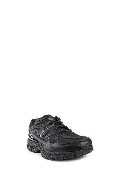 NEW BALANCE UNISEX BLACK SNEAKERS