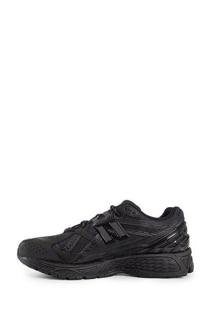 NEW BALANCE UNISEX BLACK SNEAKERS