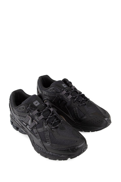 NEW BALANCE UNISEX BLACK SNEAKERS