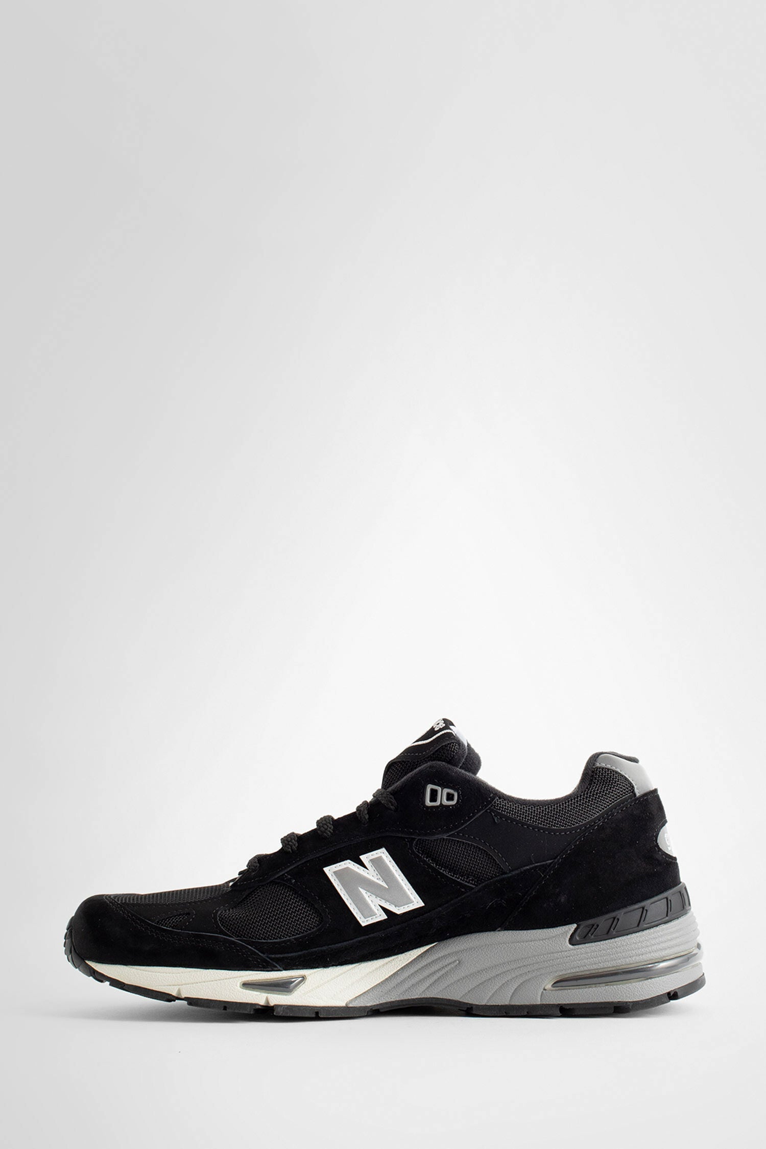 NEW BALANCE UNISEX BLACK SNEAKERS