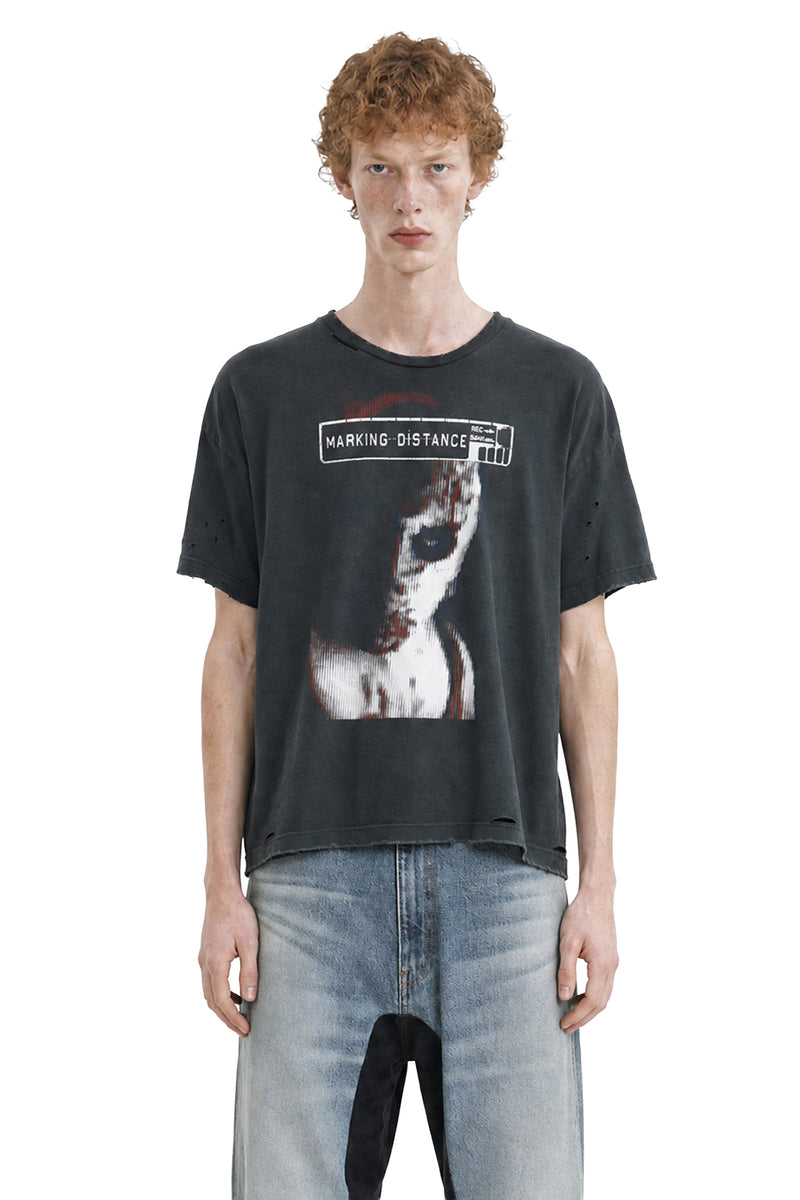 MARKING DISTANCE Manhunt Tee man