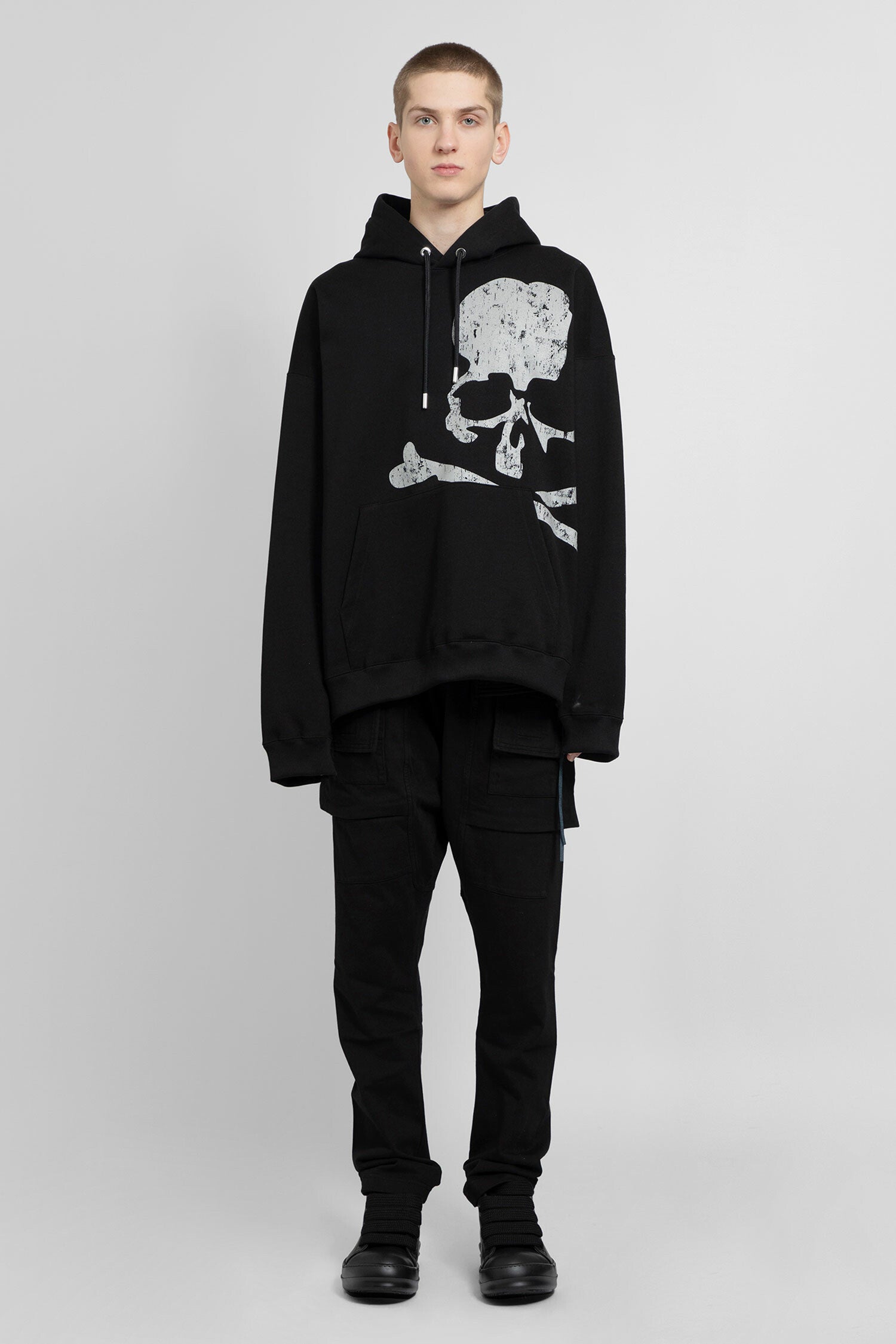 MASTERMIND WORLD MAN BLACK SWEATSHIRTS