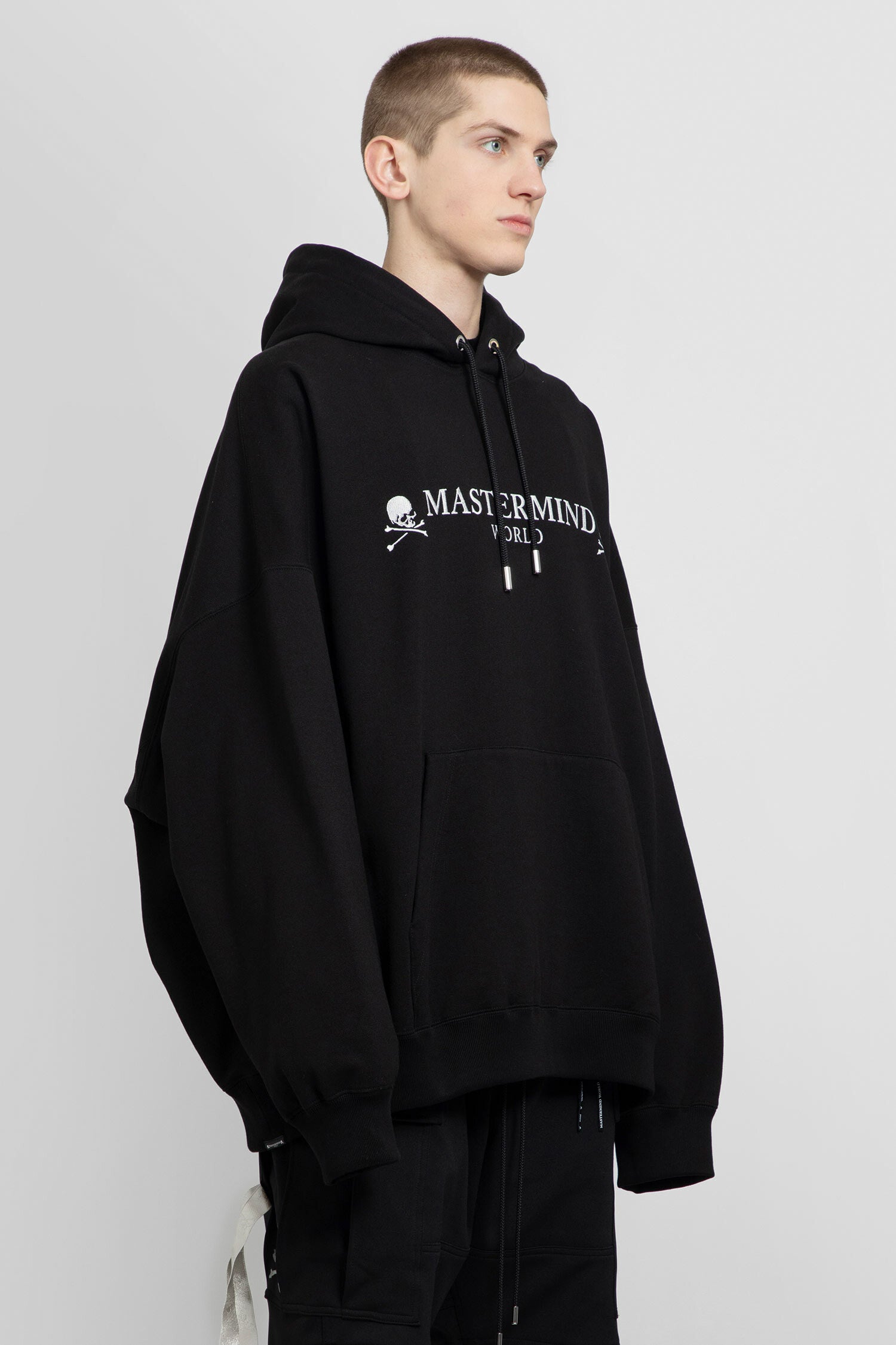 MASTERMIND WORLD MAN BLACK SWEATSHIRTS