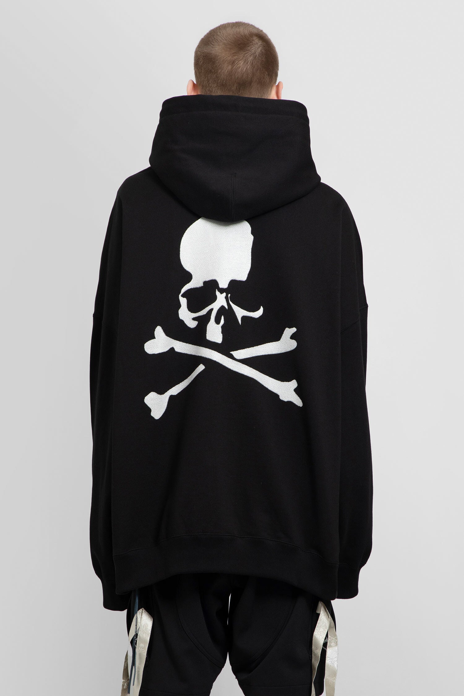 MASTERMIND WORLD MAN BLACK SWEATSHIRTS