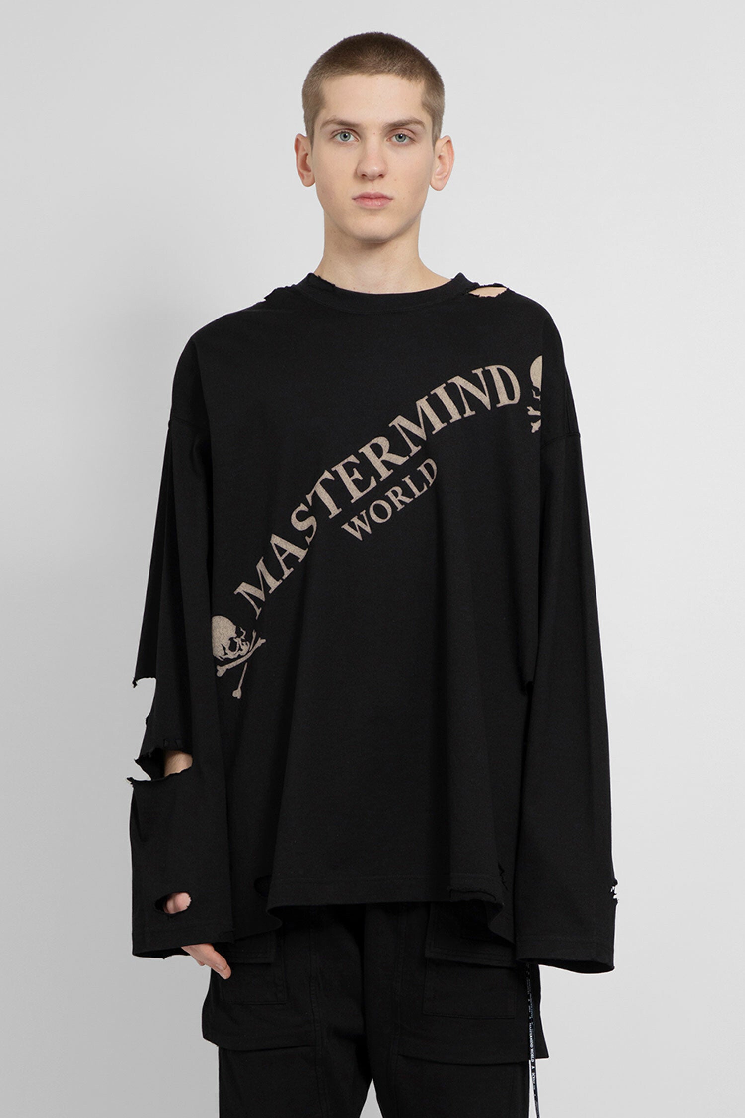 MASTERMIND WORLD MAN BLACK T-SHIRTS