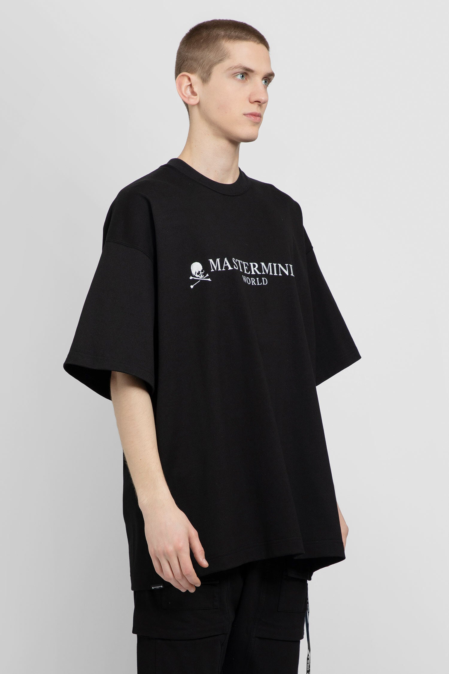 MASTERMIND WORLD MAN BLACK T-SHIRTS