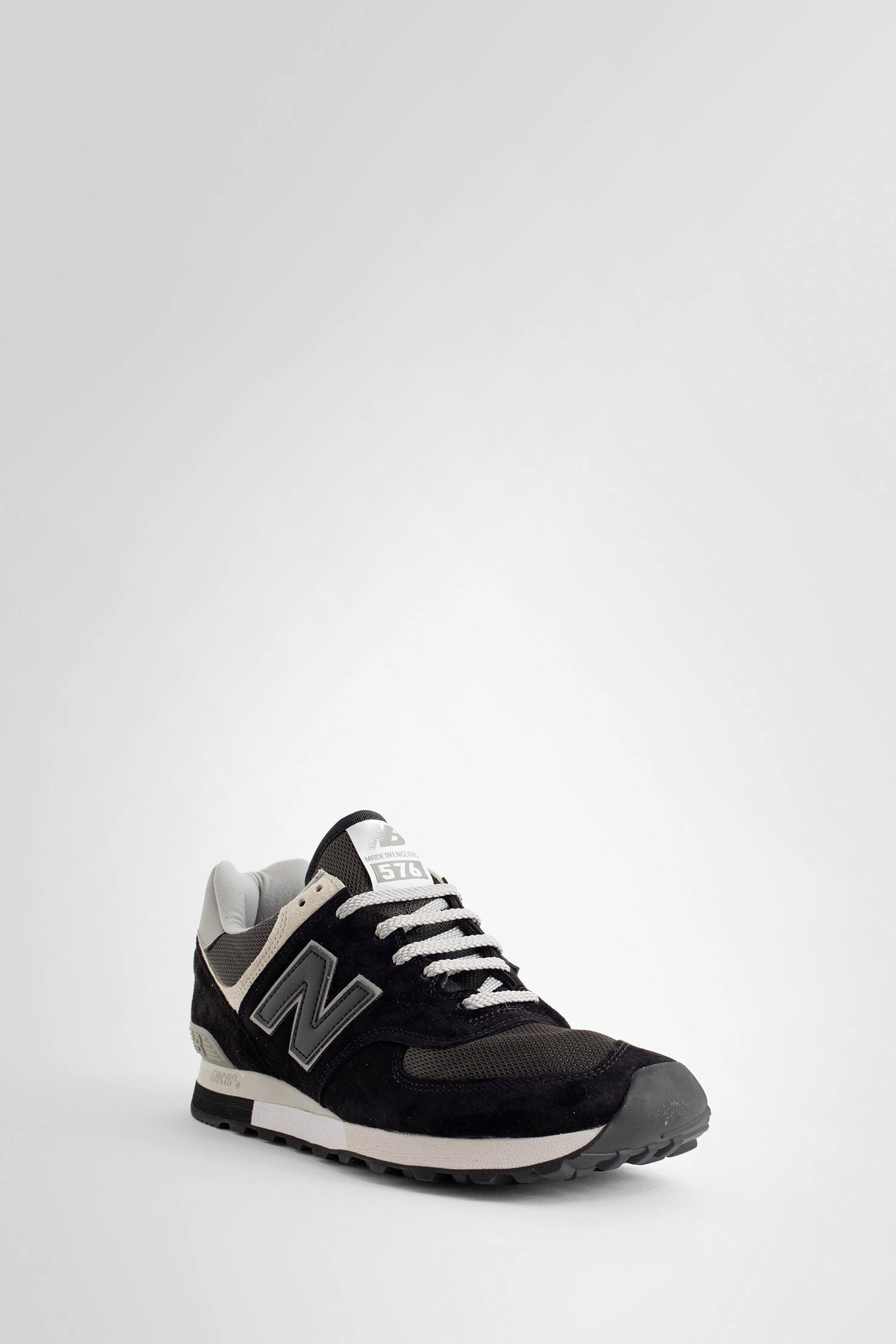 NEW BALANCE UNISEX BLACK SNEAKERS