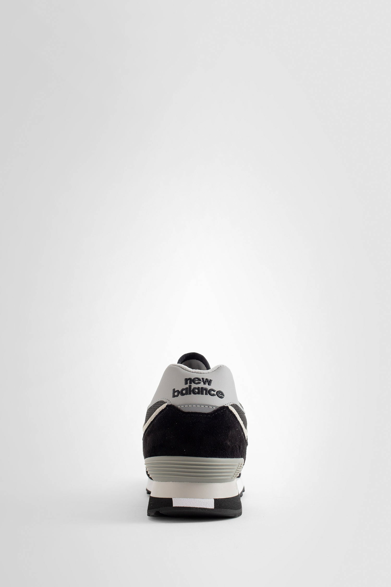 NEW BALANCE UNISEX BLACK SNEAKERS