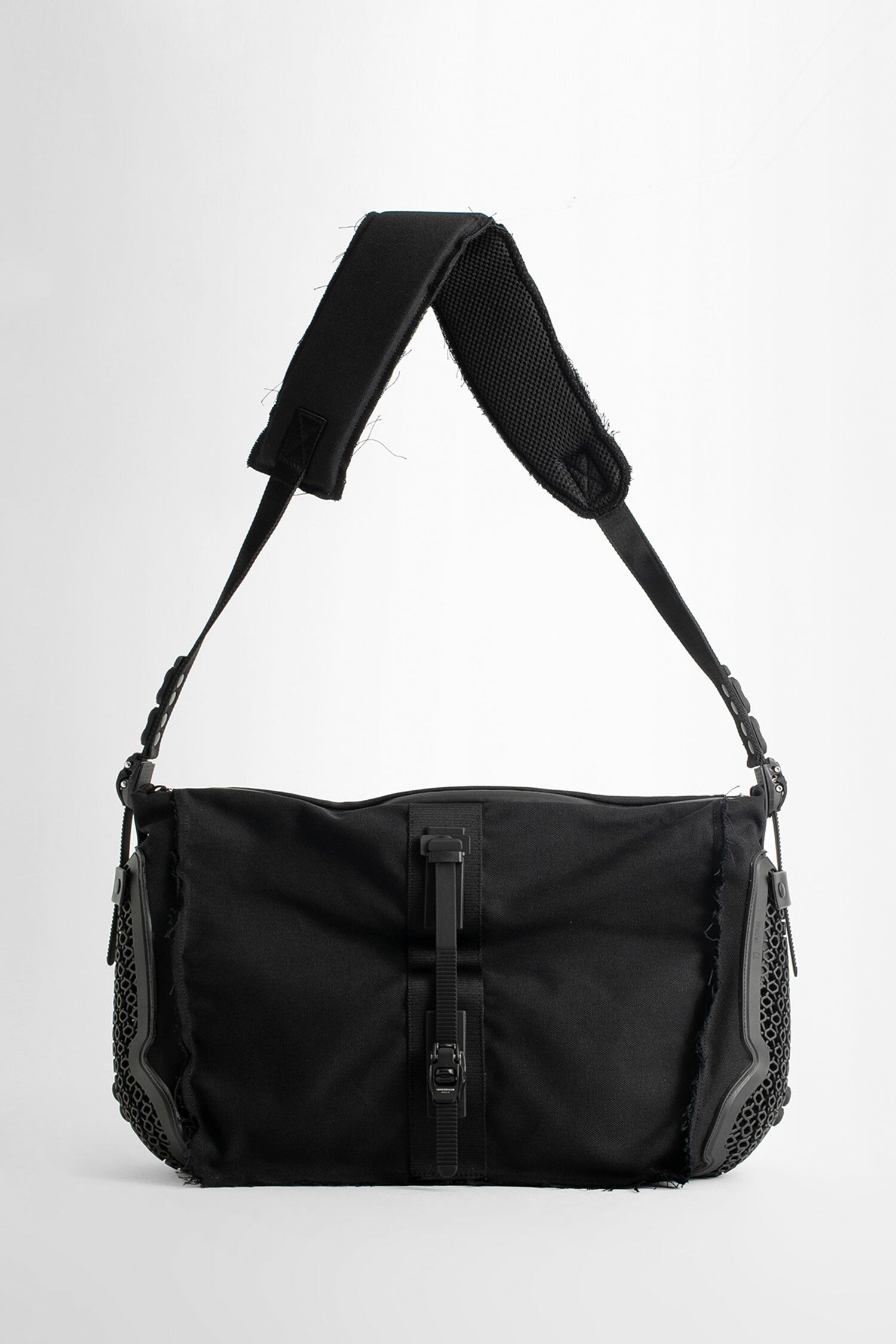 INNERRAUM UNISEX BLACK SHOULDER BAGS