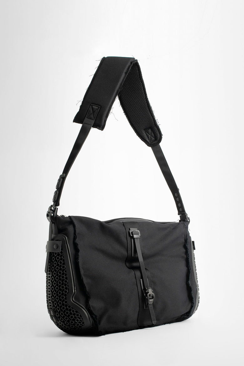 INNERRAUM UNISEX BLACK SHOULDER BAGS