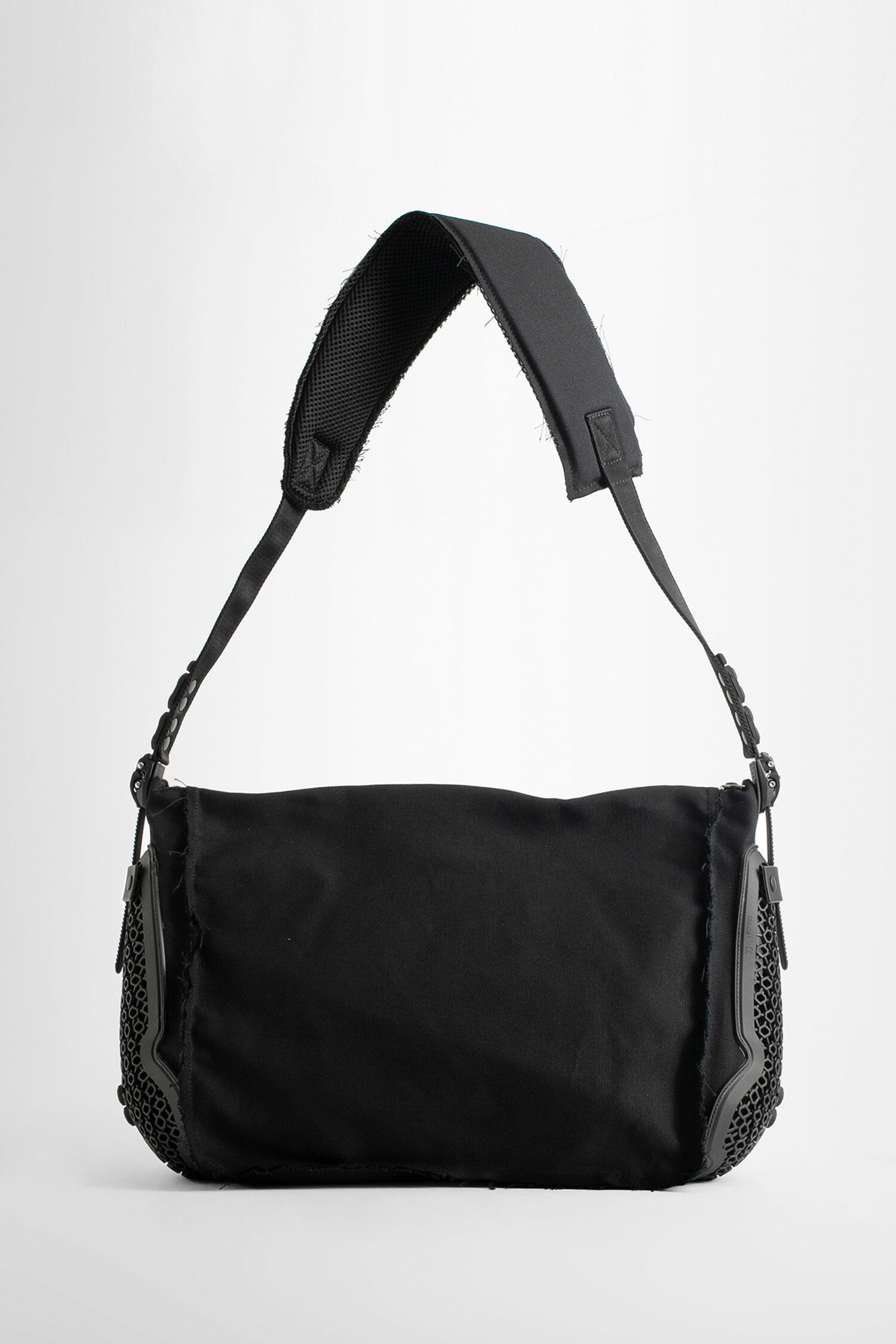 INNERRAUM UNISEX BLACK SHOULDER BAGS