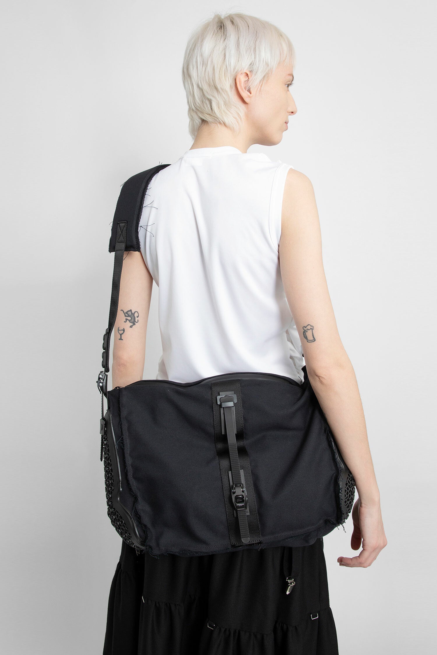 INNERRAUM UNISEX BLACK SHOULDER BAGS