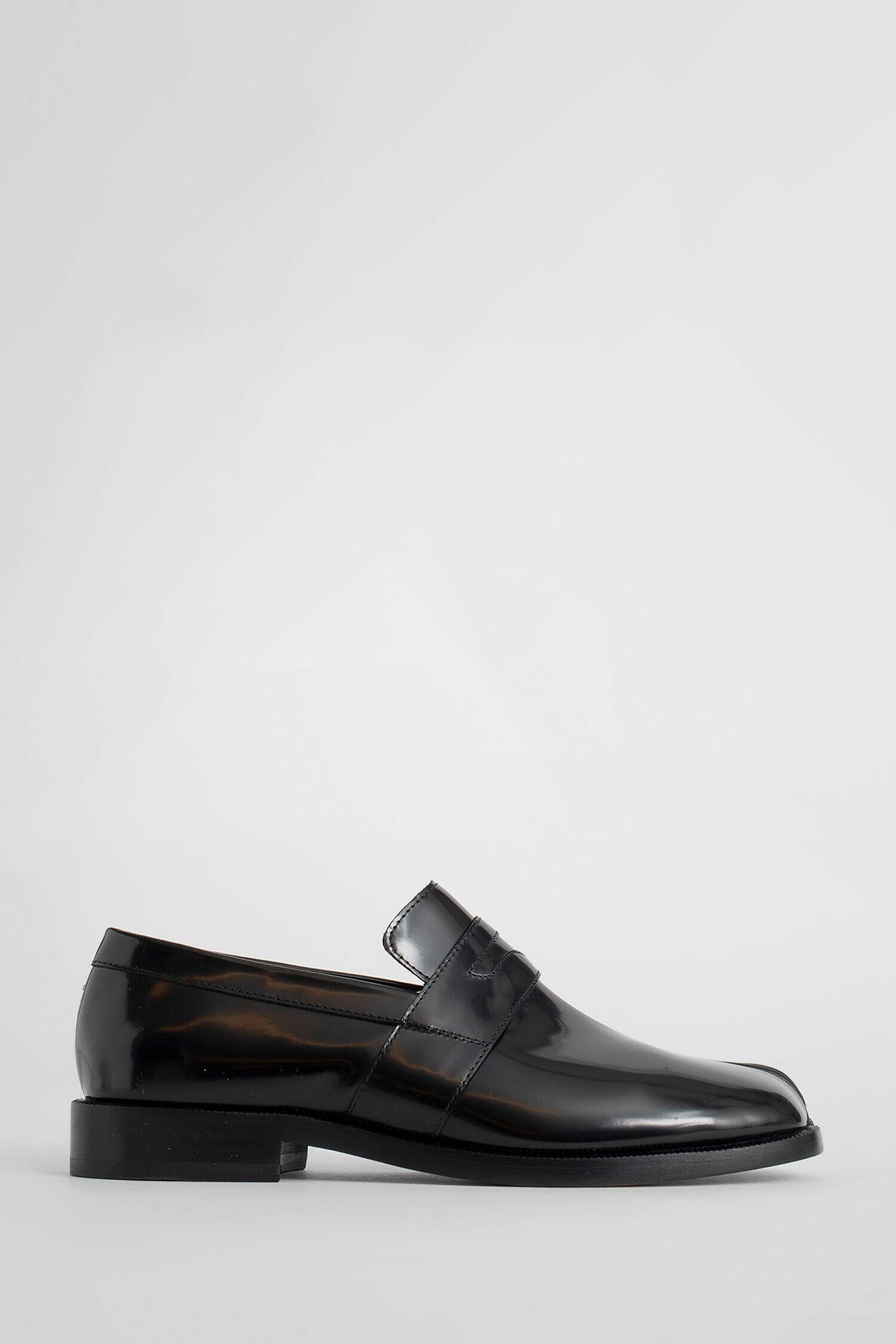 MAISON MARGIELA WOMAN BLACK LOAFERS & FLATS