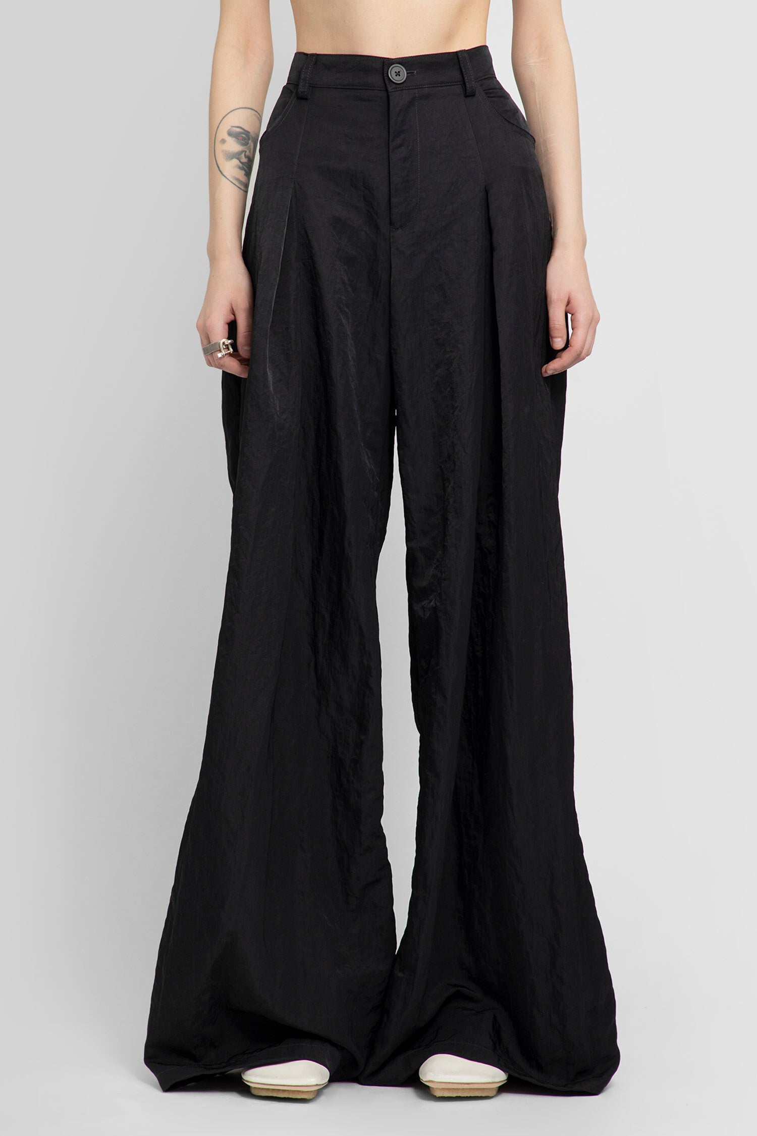 LISA VON TANG WOMAN BLACK TROUSERS