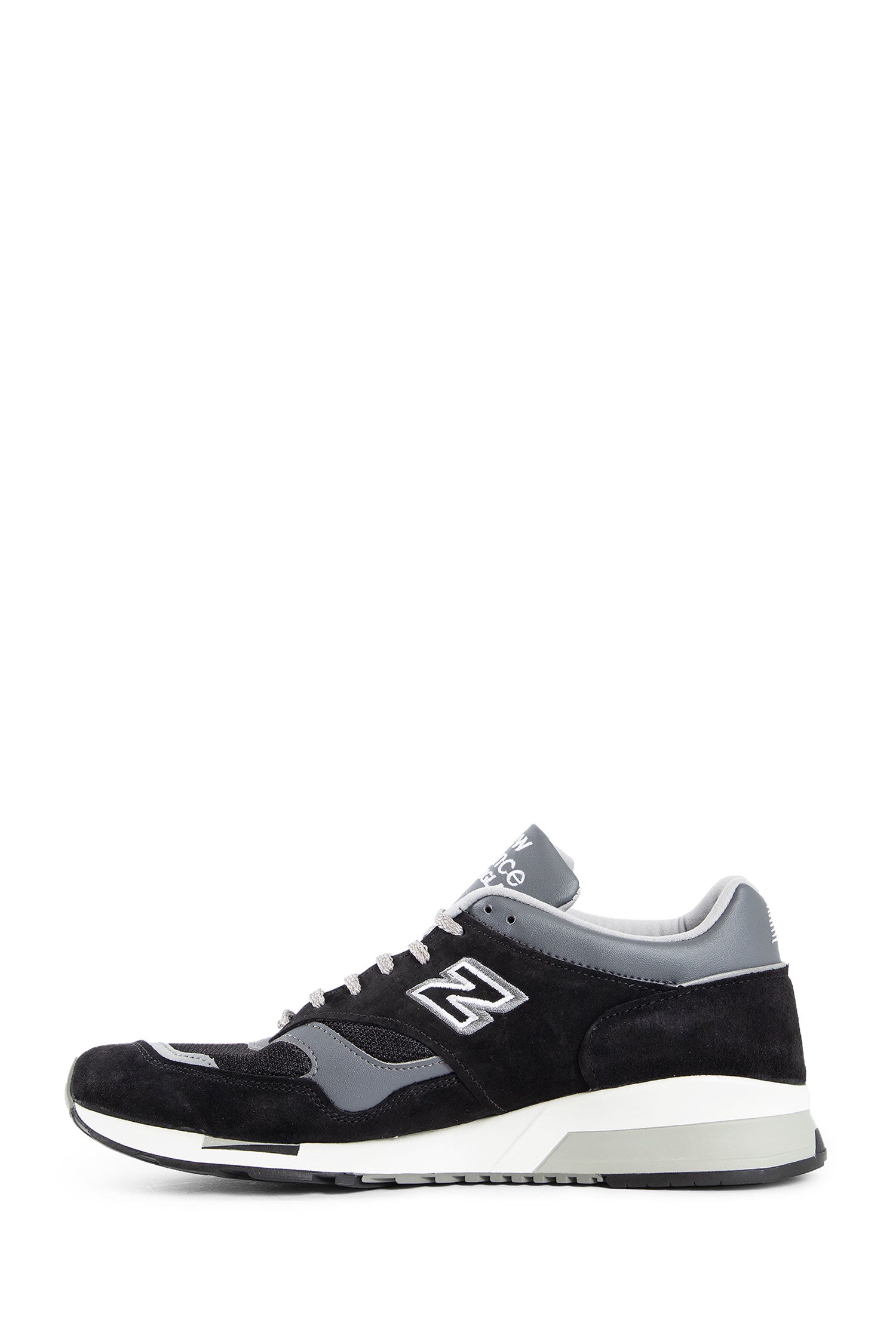 NEW BALANCE UNISEX BLACK SNEAKERS