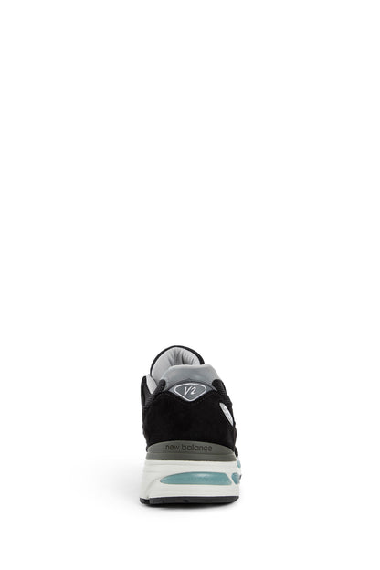 NEW BALANCE UNISEX BLACK SNEAKERS