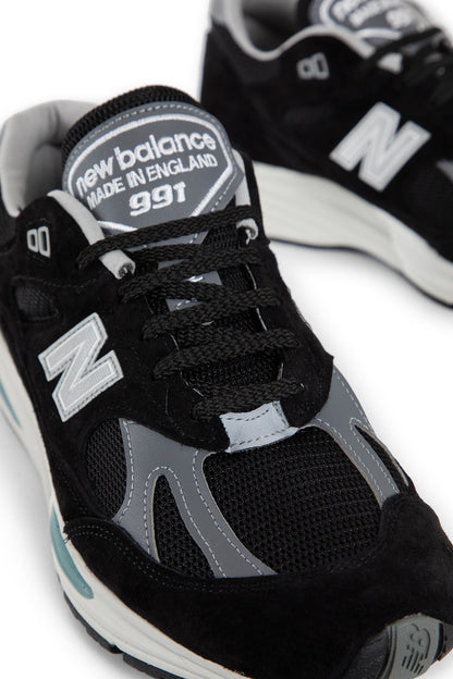 NEW BALANCE UNISEX BLACK SNEAKERS