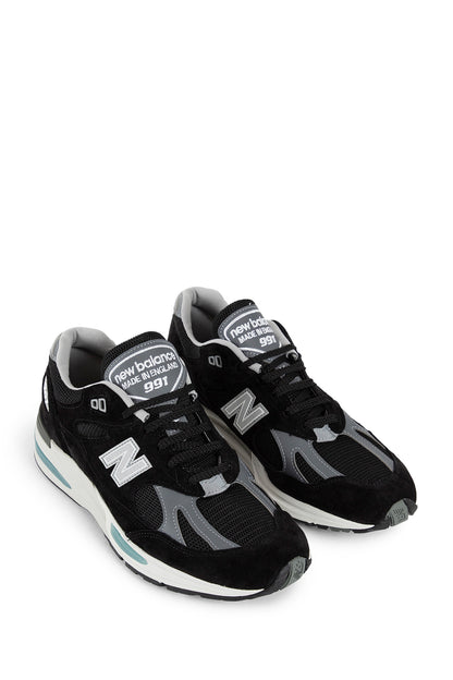 NEW BALANCE UNISEX BLACK SNEAKERS