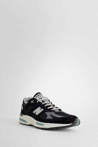 NEW BALANCE UNISEX BLACK SNEAKERS