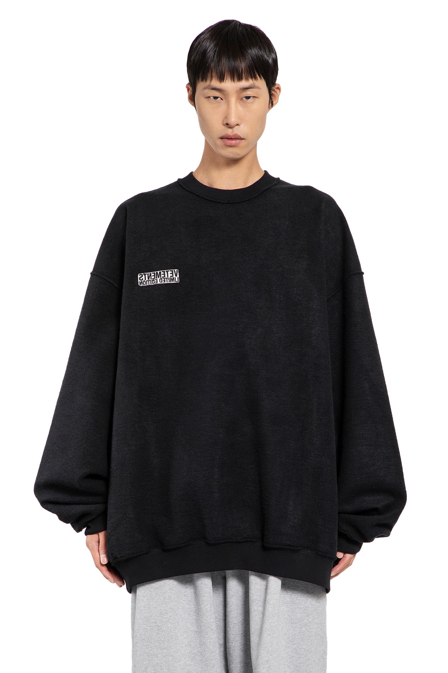 VETEMENTS MAN BLACK SWEATSHIRTS