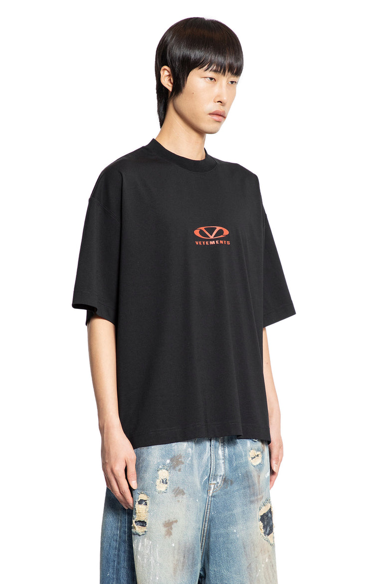 VETEMENTS MAN BLACK T-SHIRTS & TANK TOPS