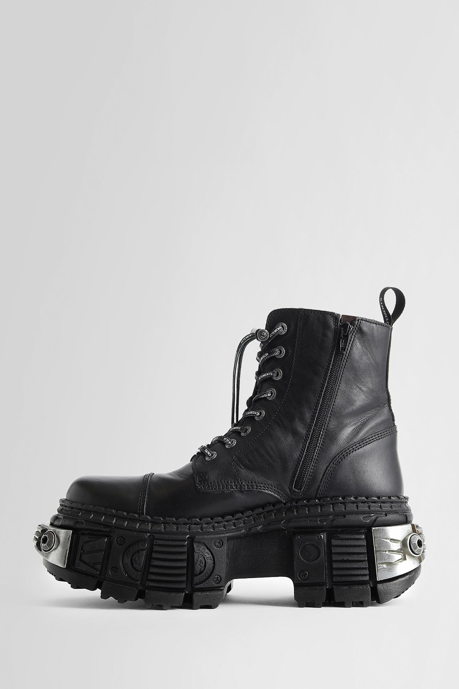 VETEMENTS MAN BLACK BOOTS