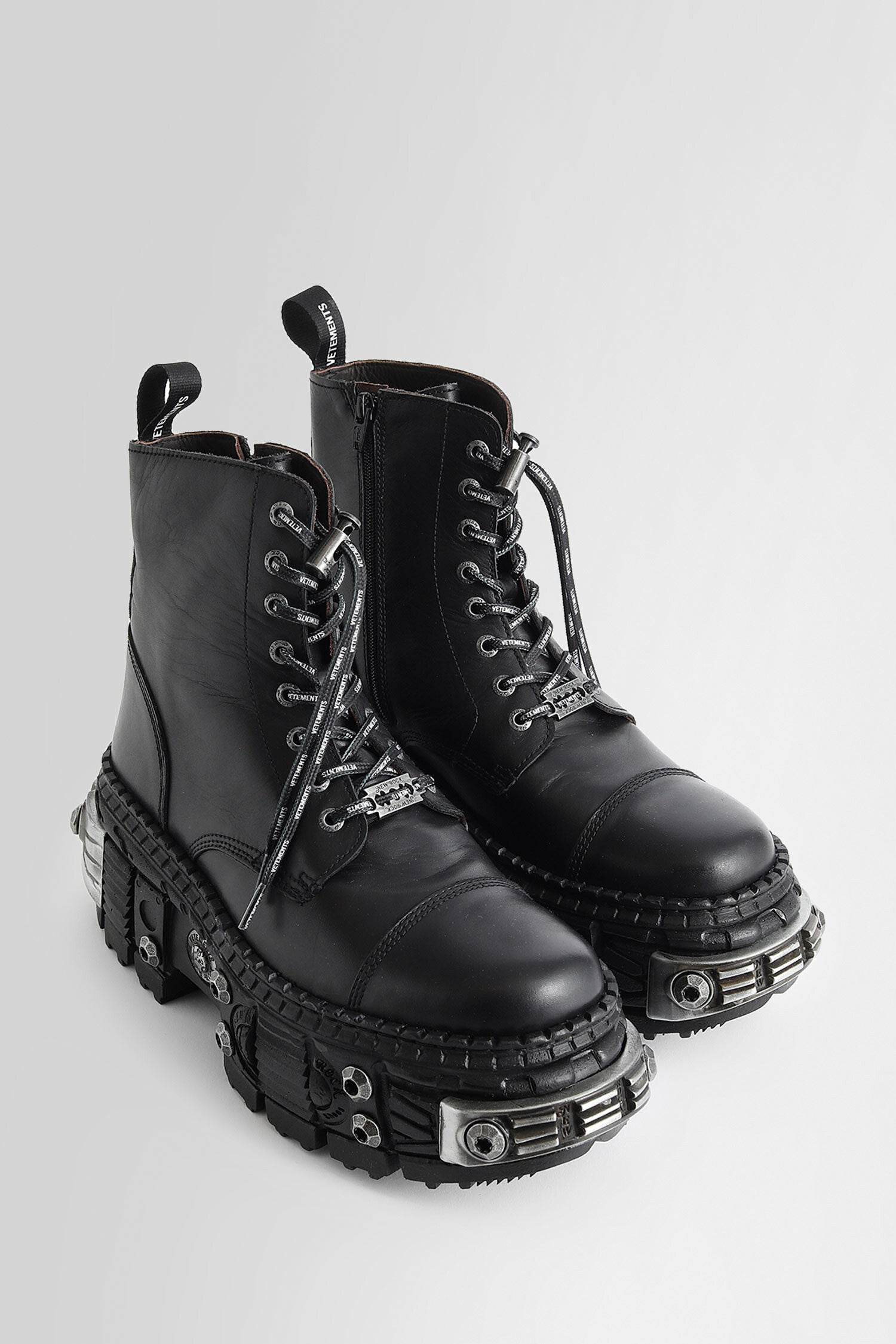 VETEMENTS MAN BLACK BOOTS