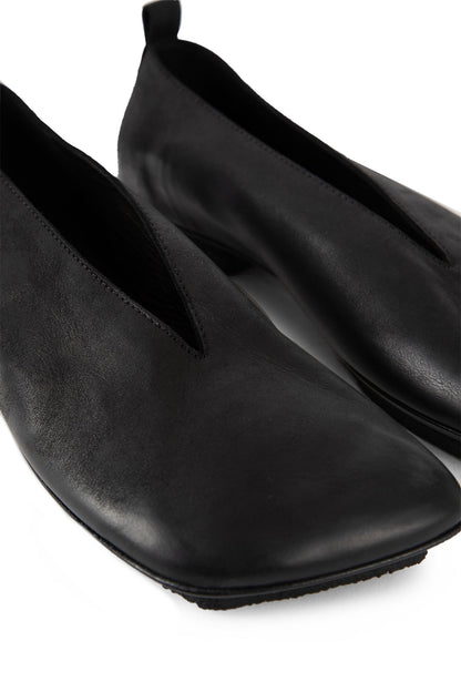 UMA WANG WOMAN BLACK FLATS