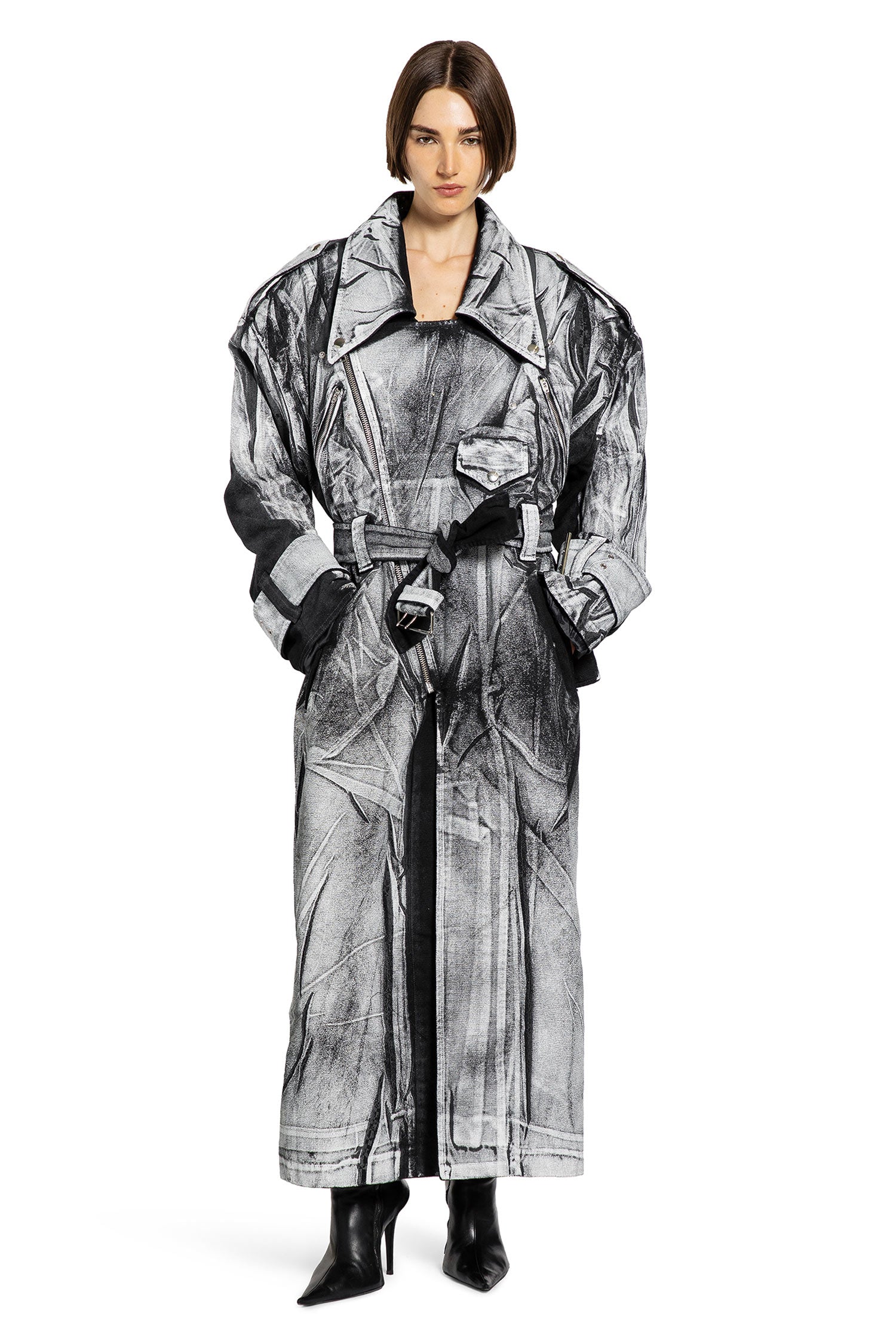 VAQUERA WOMAN BLACK&WHITE COATS