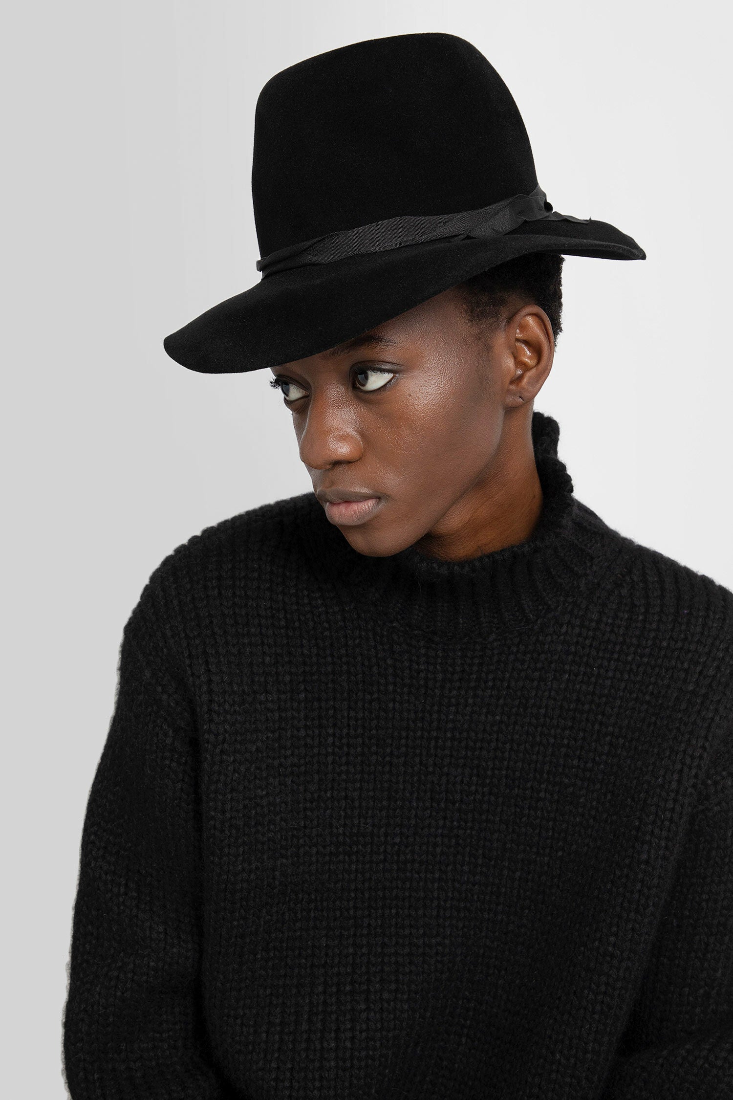 SCHA UNISEX BLACK HATS