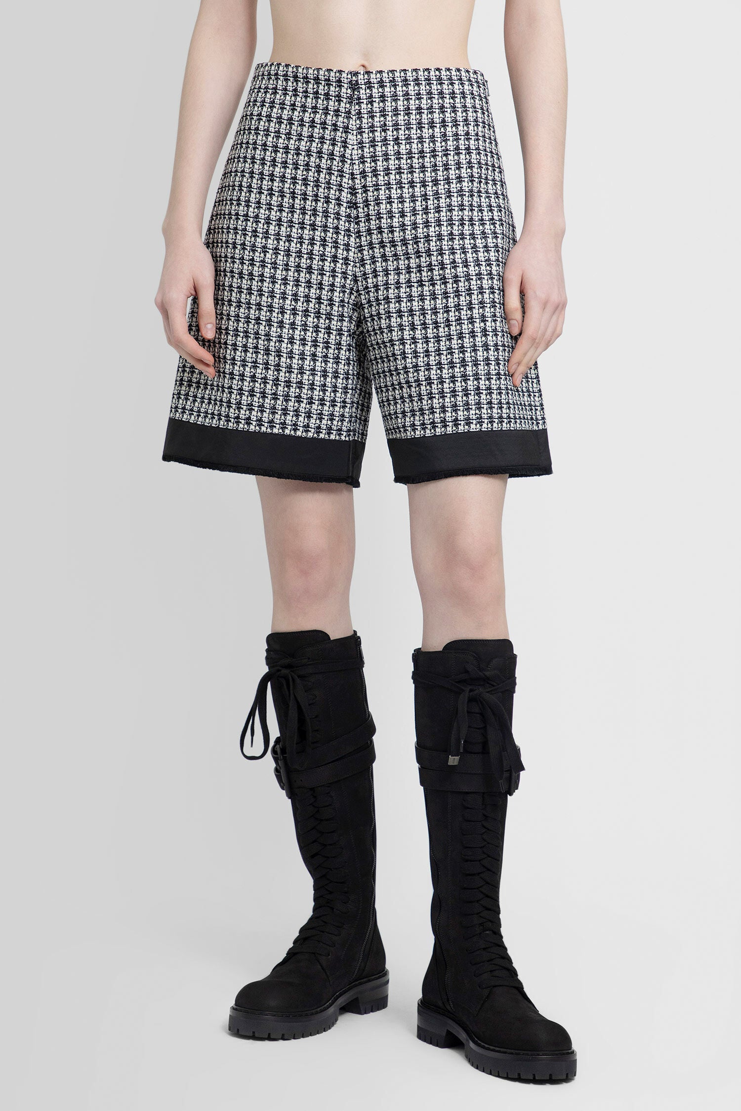 MONCLER WOMAN BLACK&WHITE SHORTS