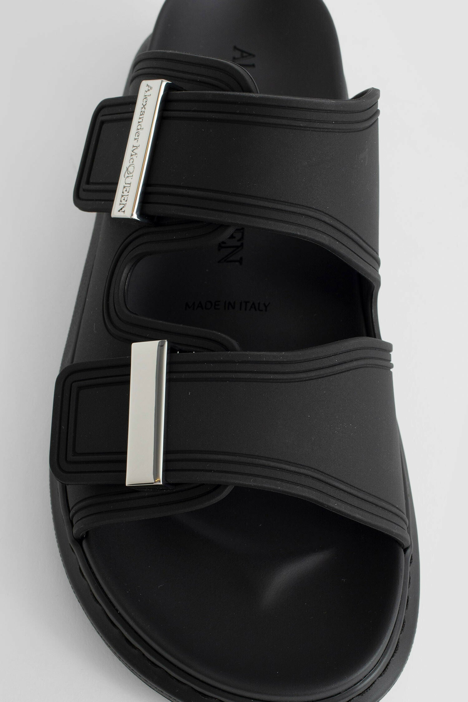 ALEXANDER MCQUEEN WOMAN BLACK SANDALS & SLIDES