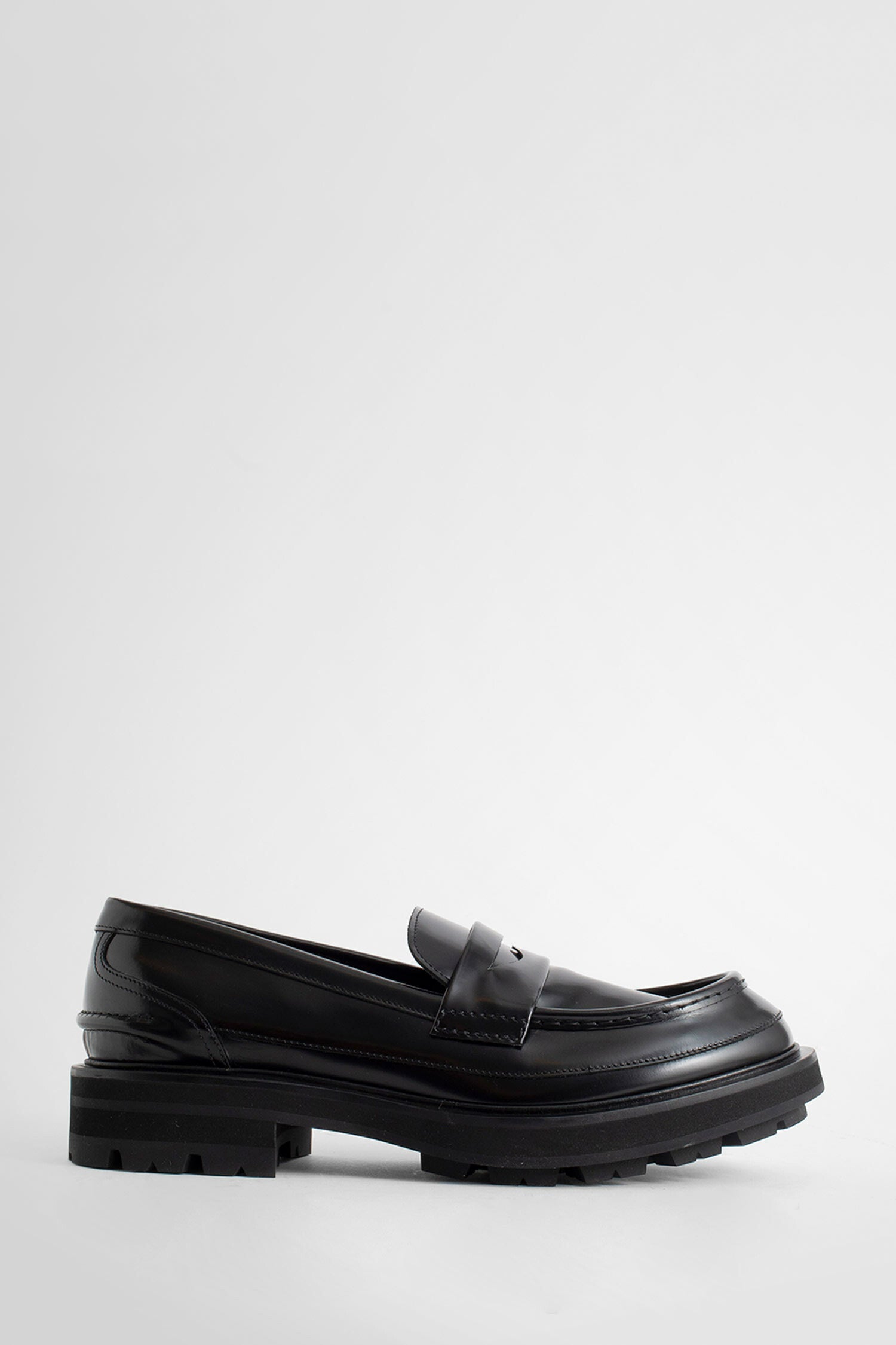 ALEXANDER MCQUEEN MAN BLACK LOAFERS & FLATS