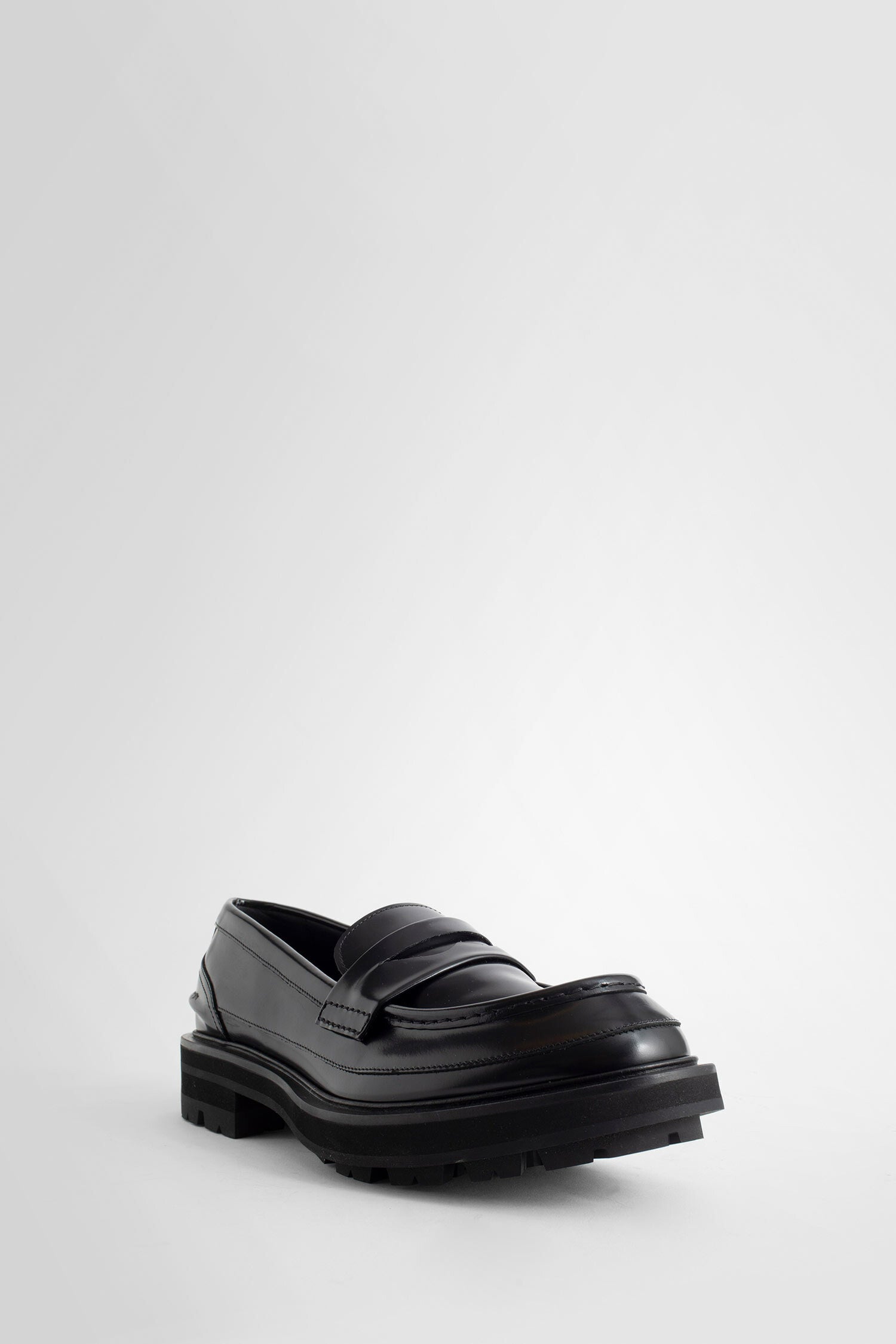 ALEXANDER MCQUEEN MAN BLACK LOAFERS & FLATS