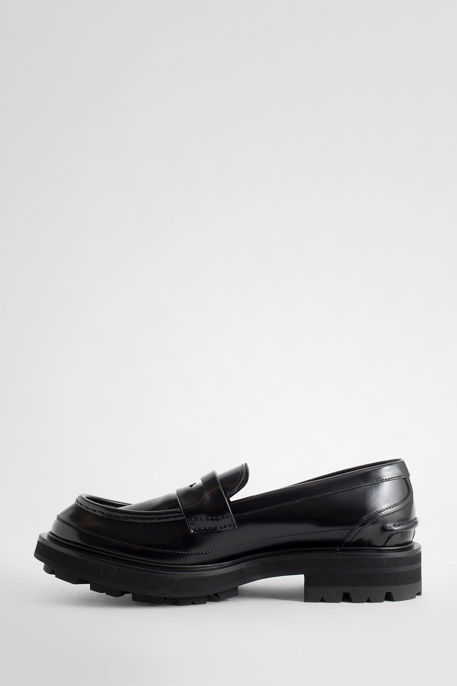 ALEXANDER MCQUEEN MAN BLACK LOAFERS & FLATS