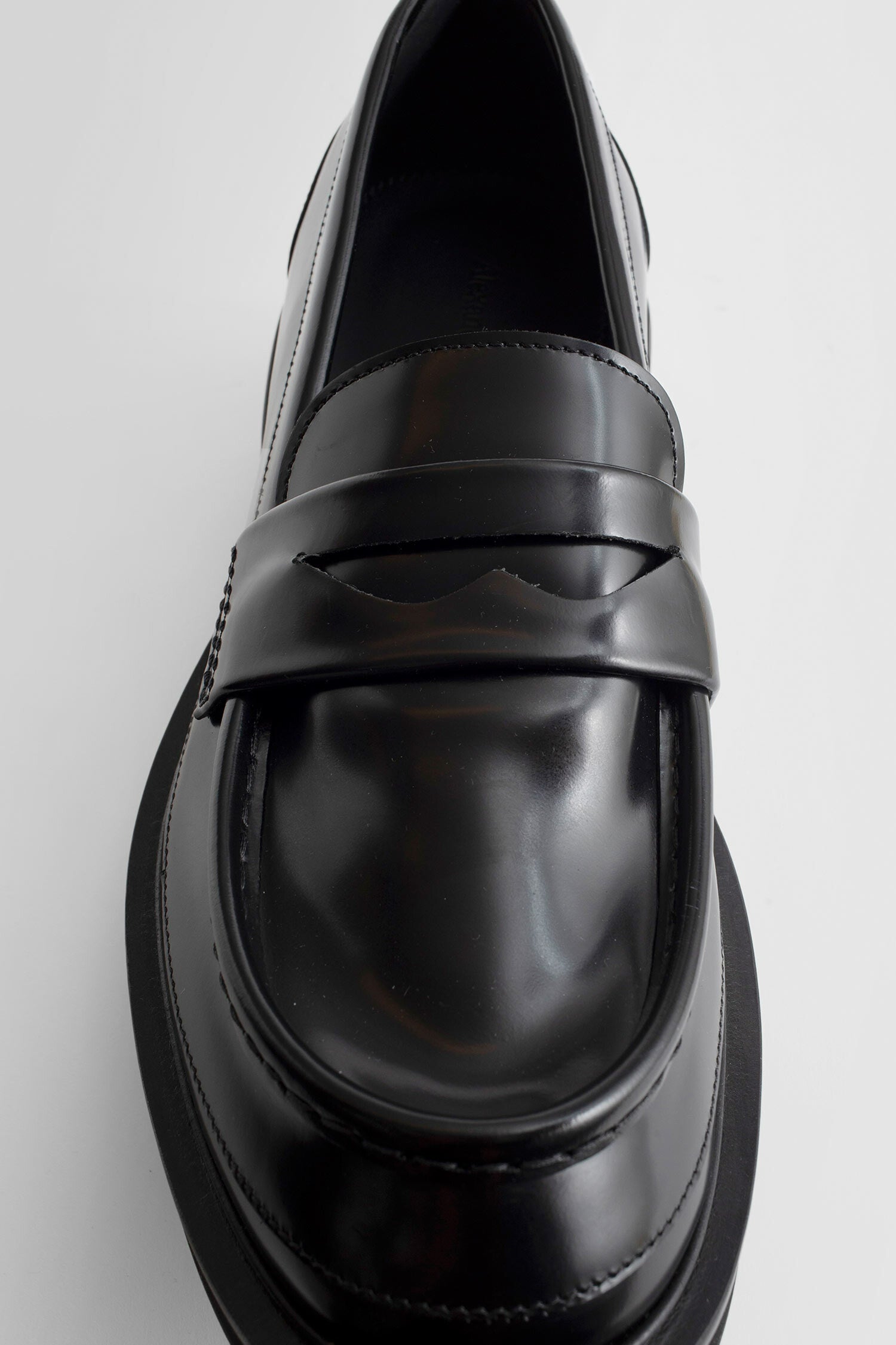 ALEXANDER MCQUEEN MAN BLACK LOAFERS & FLATS