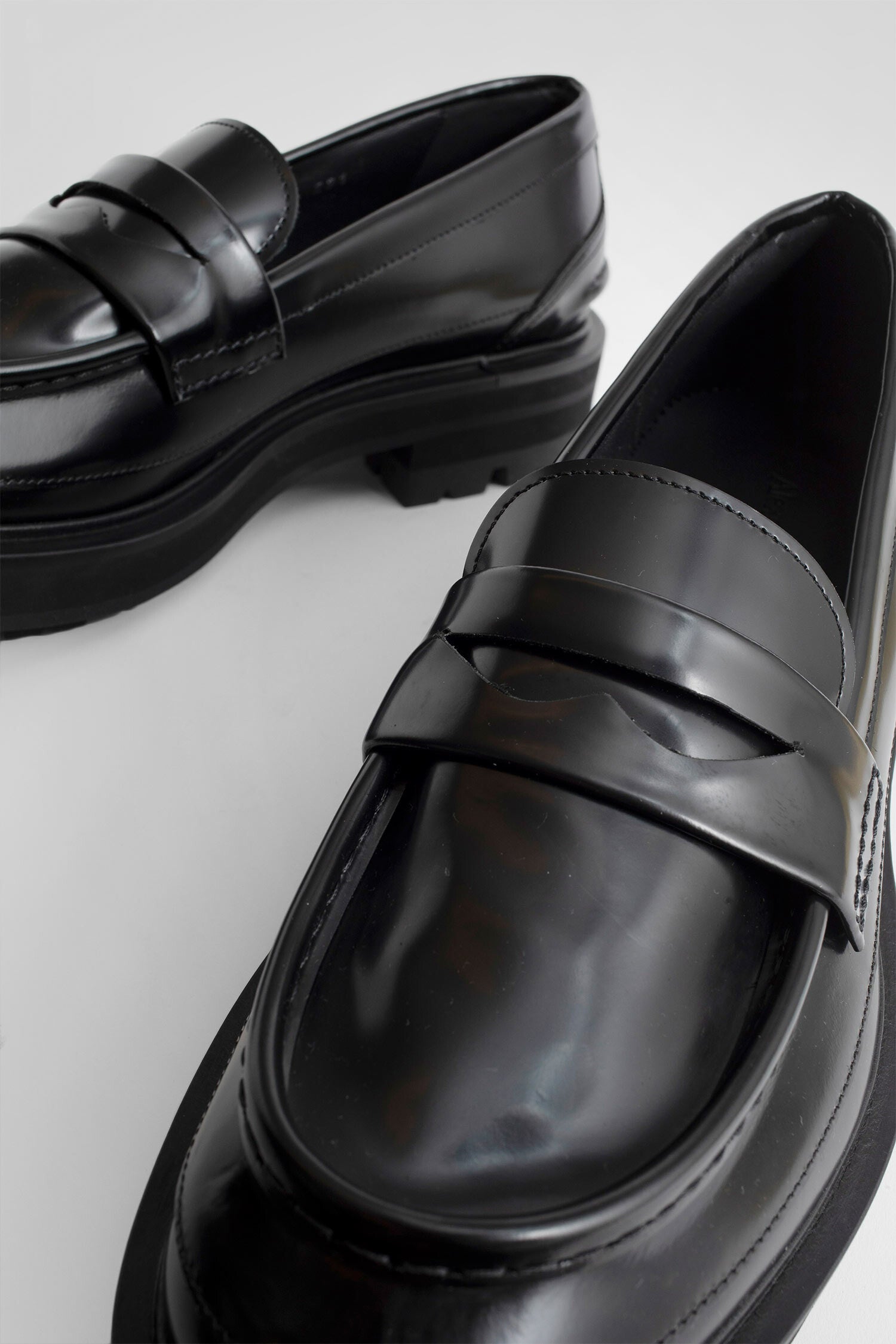 ALEXANDER MCQUEEN MAN BLACK LOAFERS & FLATS