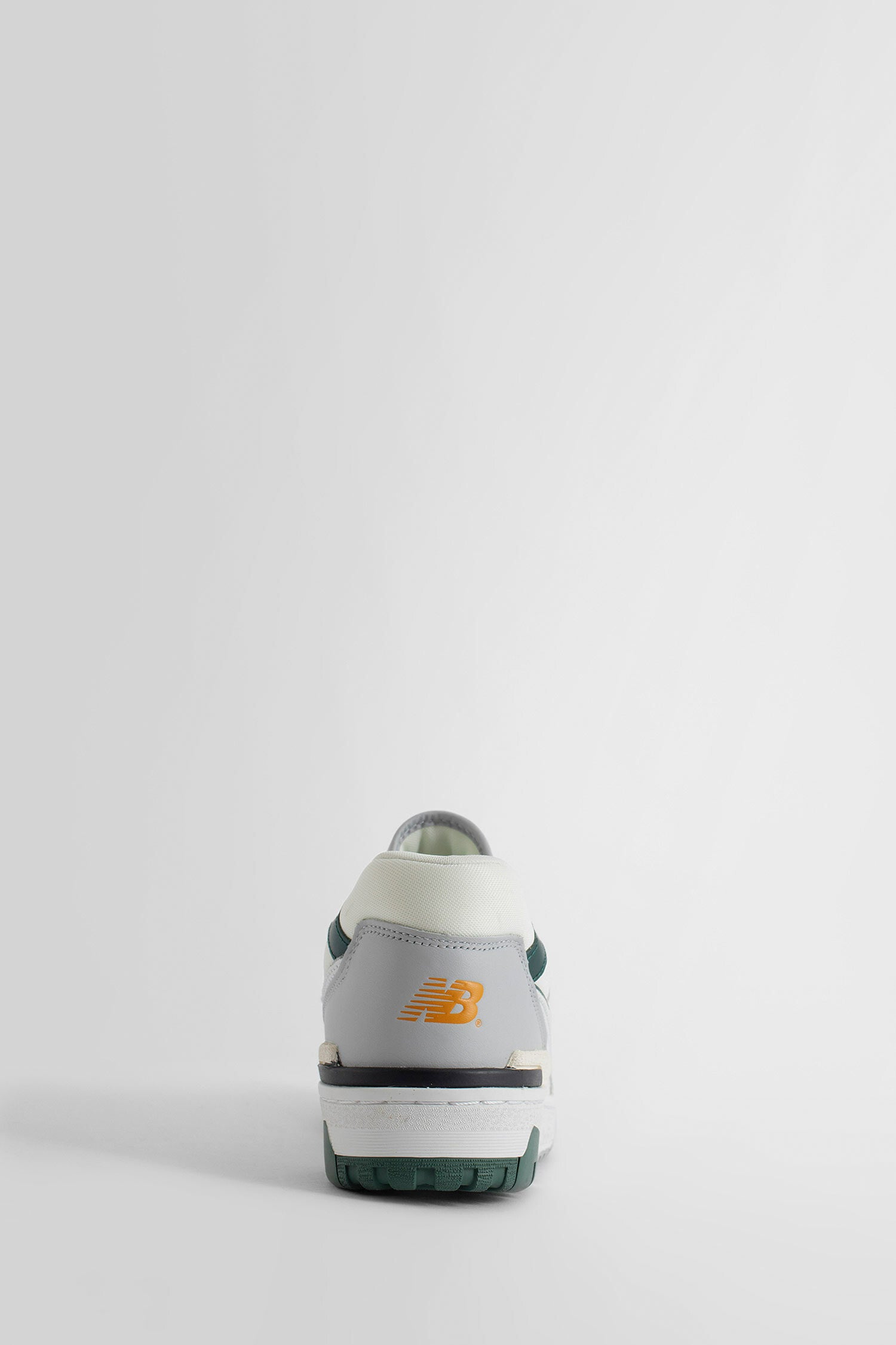 NEW BALANCE UNISEX WHITE SNEAKERS