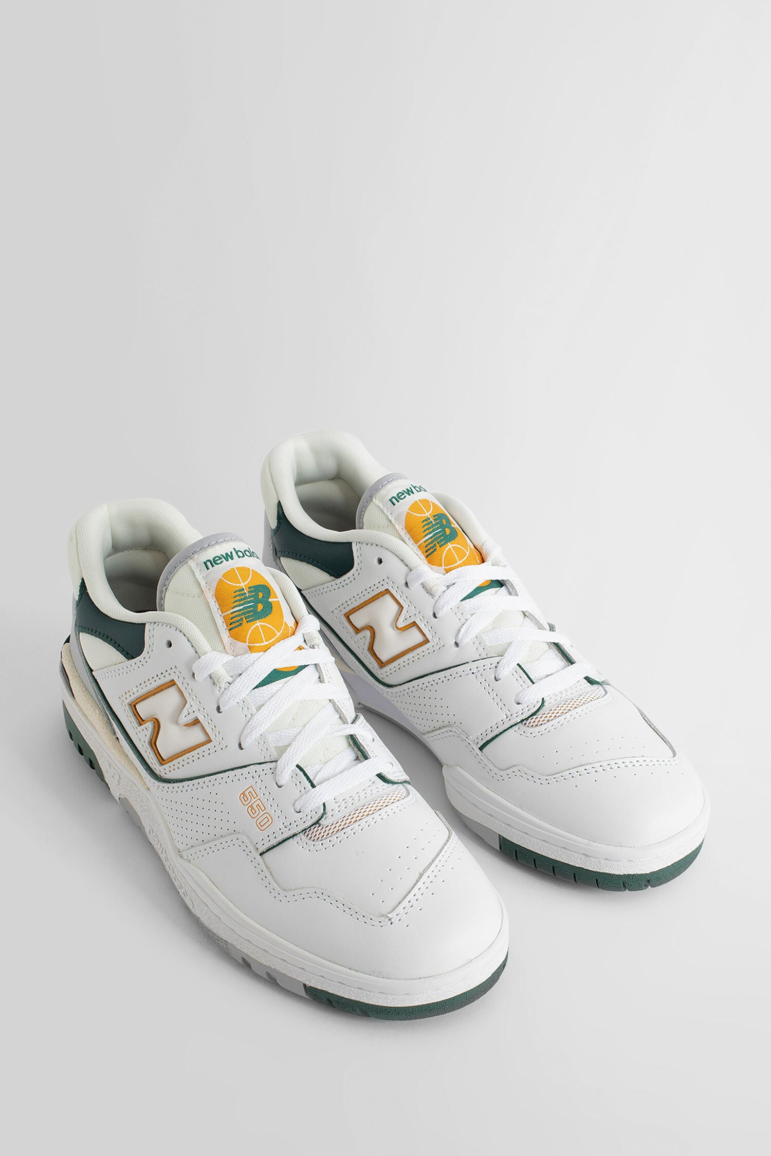 NEW BALANCE UNISEX WHITE SNEAKERS