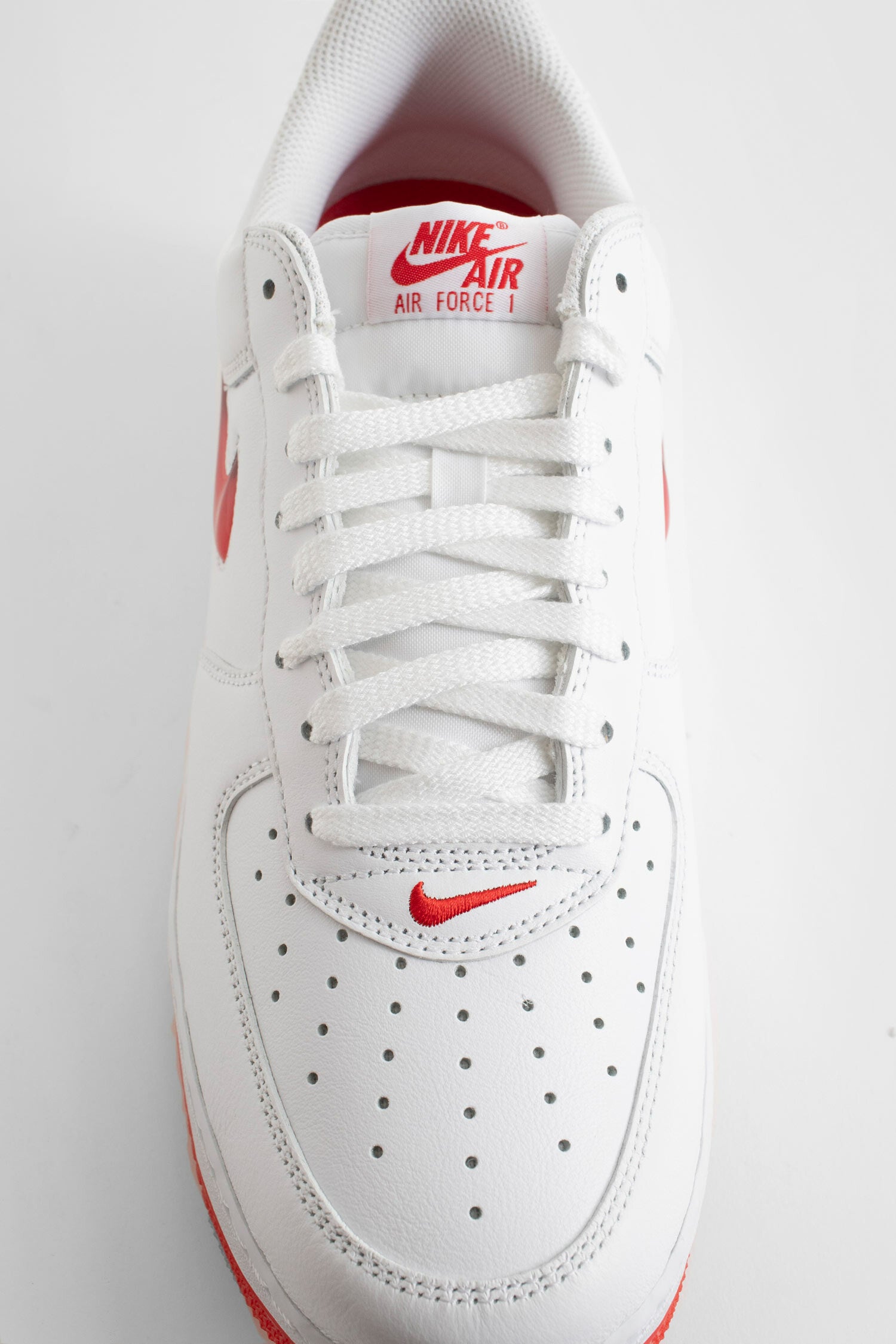 NIKE UNISEX WHITE SNEAKERS