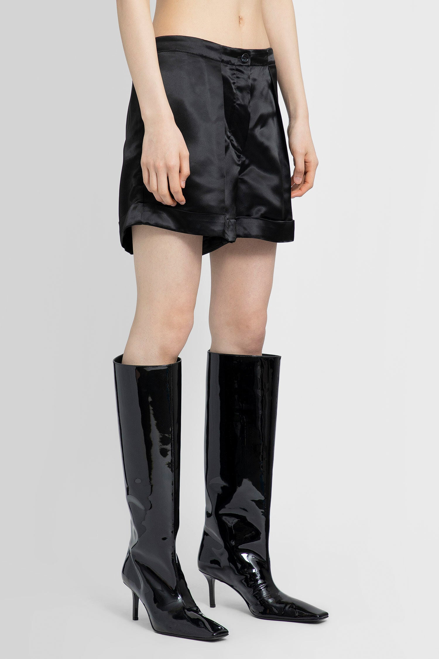 ACNE STUDIOS WOMAN BLACK SHORTS