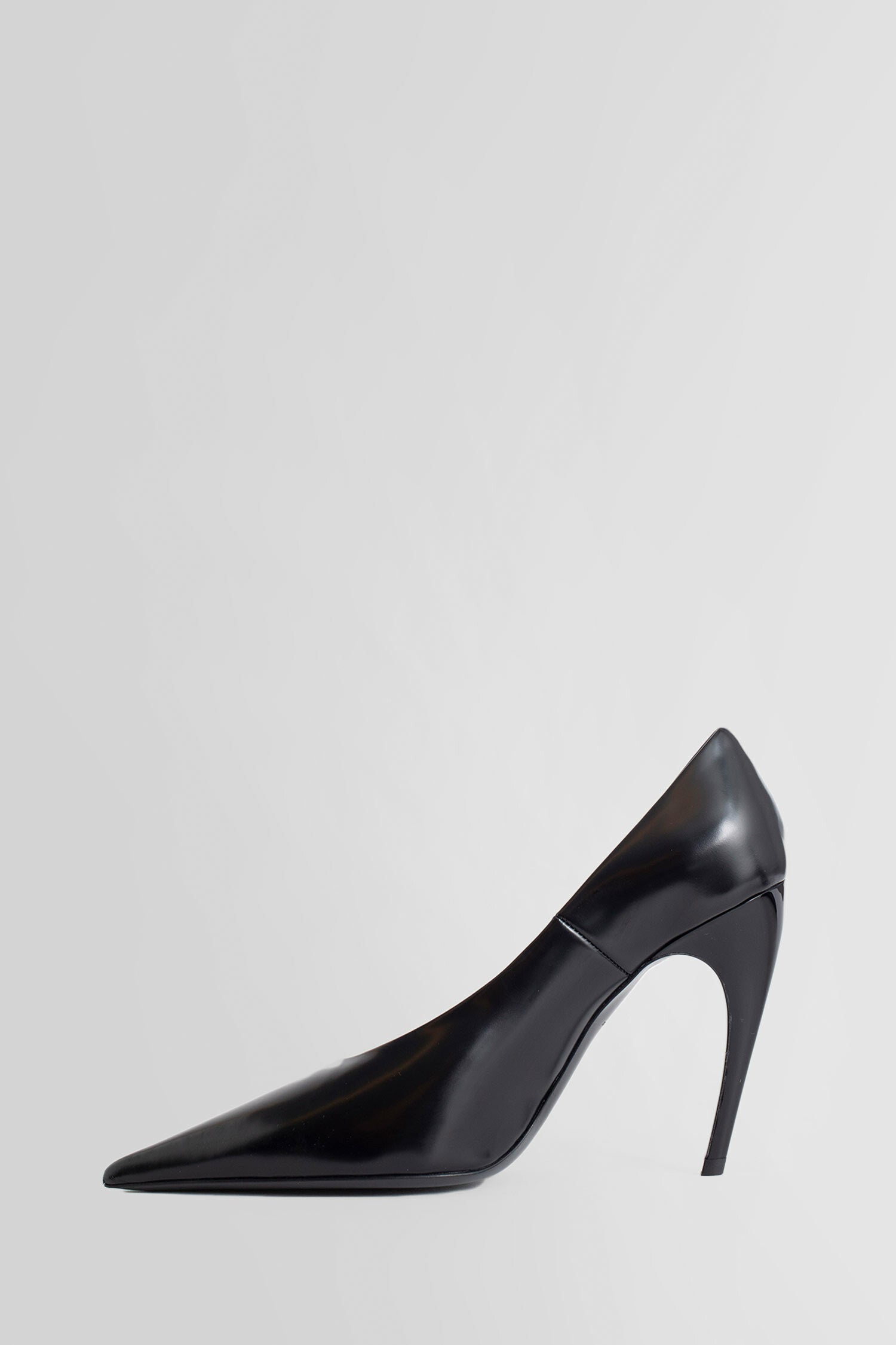 NENSI DOJAKA WOMAN BLACK PUMPS