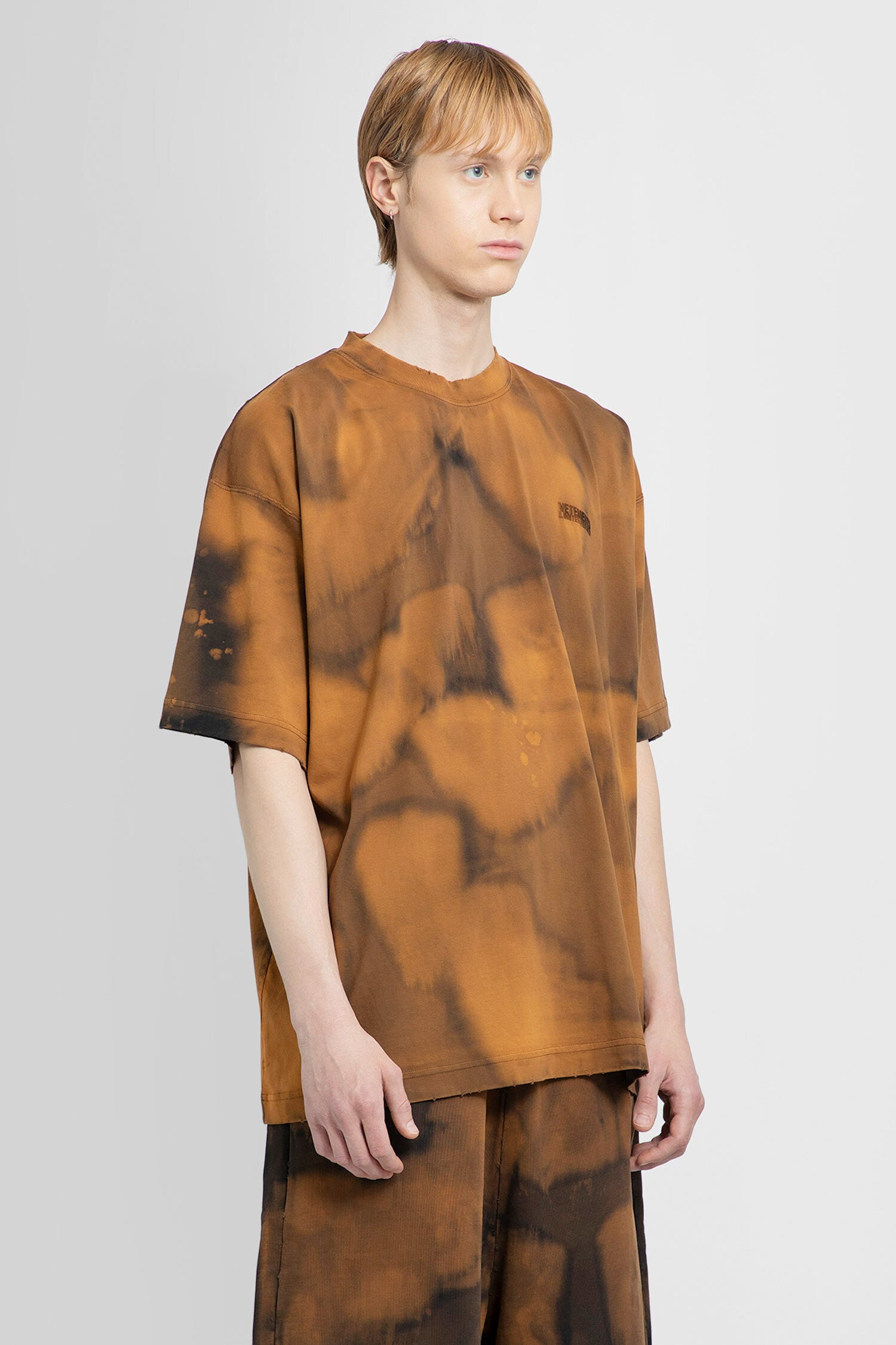 VETEMENTS MAN BROWN T-SHIRTS